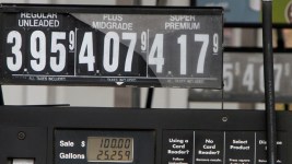 Consumer Confidence Rises as Pump Prices Fall: Survey