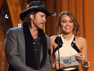 Billy Ray Cyrus' Twitter Plea To Miley: 'We R Countin On U'
