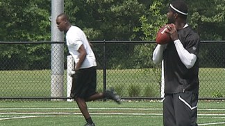 Vick, Eagles Teammates Workout Anyway