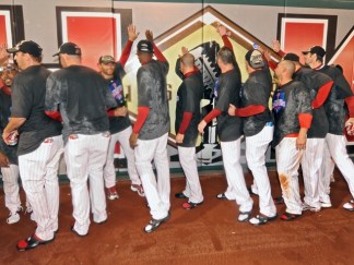 Victorino, Phils Pay Tribute to HK