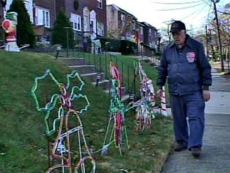 Vandals Make Elderly Couple Give Up on Xmas