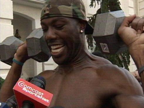 http://media.nbcbayarea.com/images/Terrell_Owens_Weights_640x480.jpg