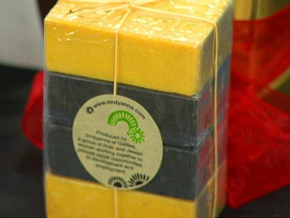 Fran O'Donnell comes to show us some great holiday gift under $35.