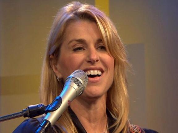 Lauren Hart Performs