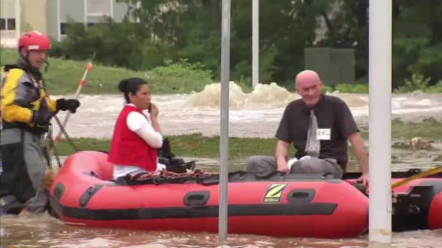 [PHI] Firefighters Use Raft to Evacuate People During Water Main Break
