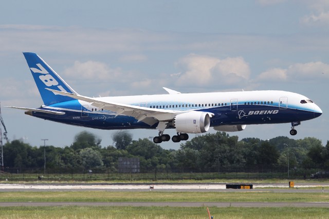 Boeing 787 Dreamliner Lands in Philly
