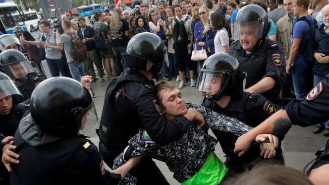 Putin critic Alexei Navalny detained ahead of protest