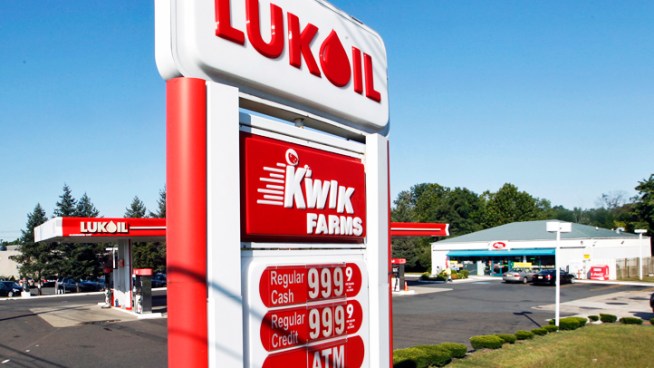 Some Lukoil gas stations owners aren't happy with the companies pricing policies and as a result they are protesting by jacking up their gas prices. NBc10's Ted Greenberg reports.