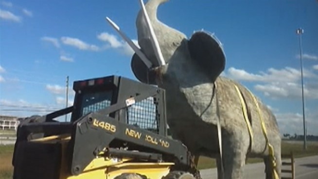 Reinol Fernandez's elephant statue was loaded onto a trailer and driven away from his home Sunday after The Hidden Ark offered it refuge. Damaris Fernandez and Reniel Aguila spoke about the match many might say was made in heaven.