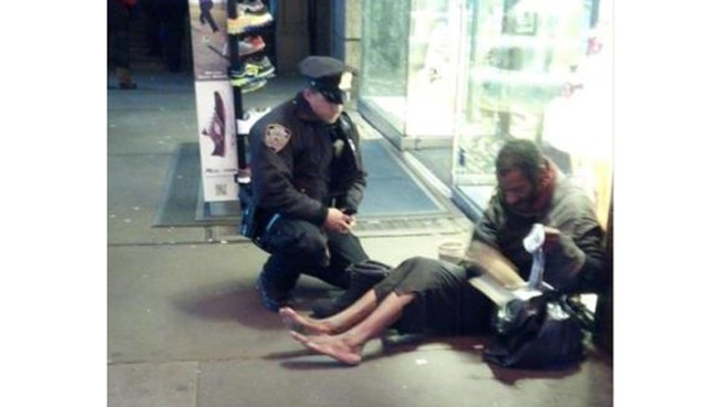 Photo Shows NYPD Cop Giving Boots to Homeless Man