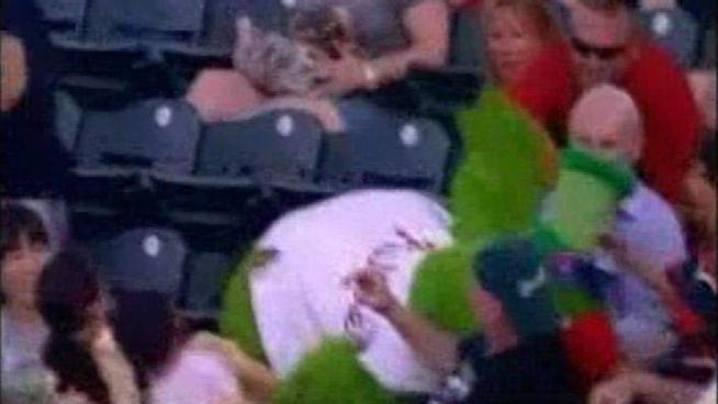 http://media.nbcbayarea.com/images/PhillyFanaticHitbyFoul_722x406_2021829246.jpg