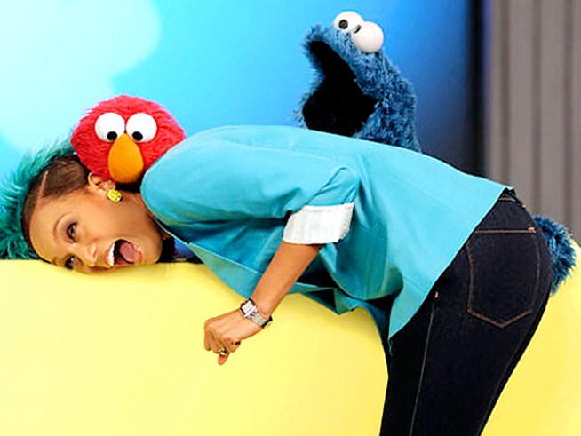 Cookie Monster Grabs Tyra Banks' Booty