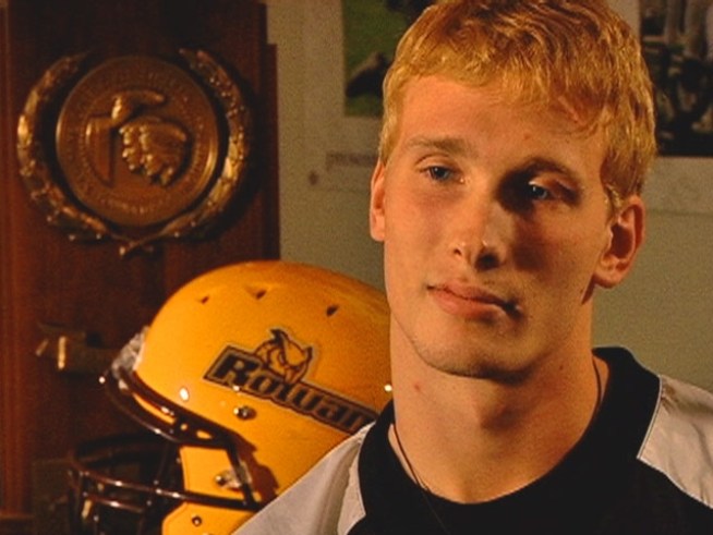 Junior defensive end <a title=
