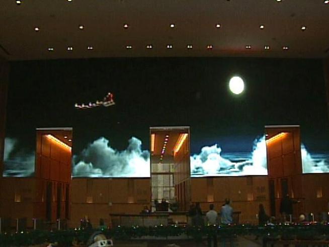 It's the second year of Comcast's Holiday Spectacular on the 2,000 foot flatscreen -- and now they're taking it to another level. This year's holiday show is presented it 3-D. <a href=