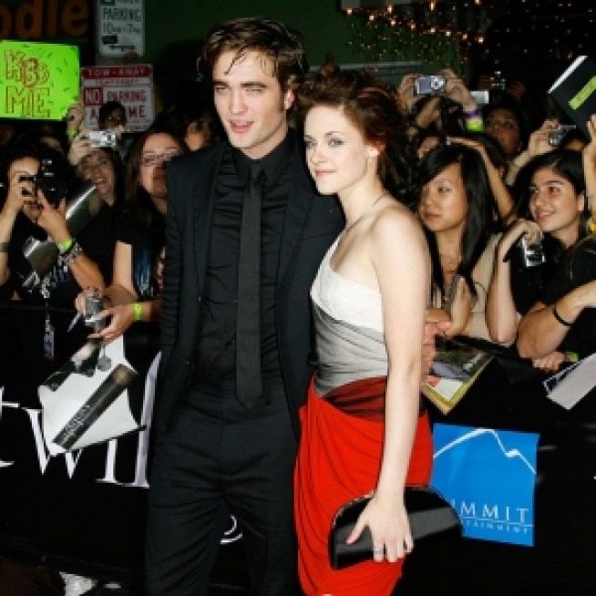 Fans Flock To ‘Twilight’ Premiere