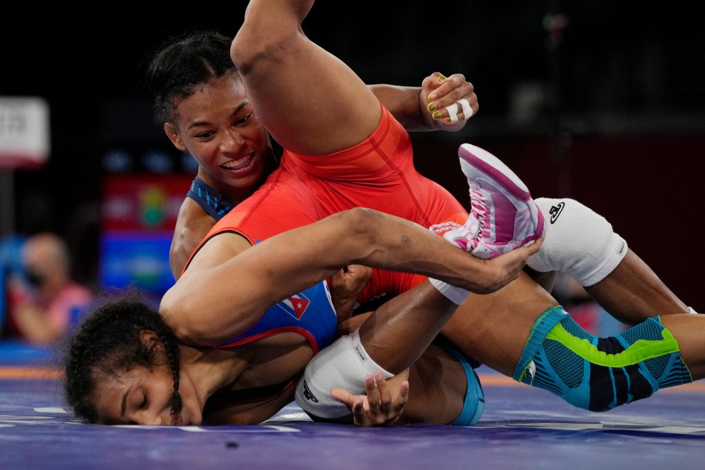 United States's Jacarra Gwenisha Winchester, top, competes against Cuba's Laura Herin Avila