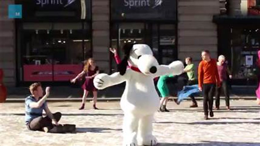 2D10286800-today-peanutes-flash-mob-131220.blocks_today_desktop_tease