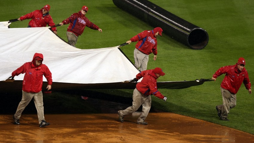 102708 RAINDELAYMLB P1