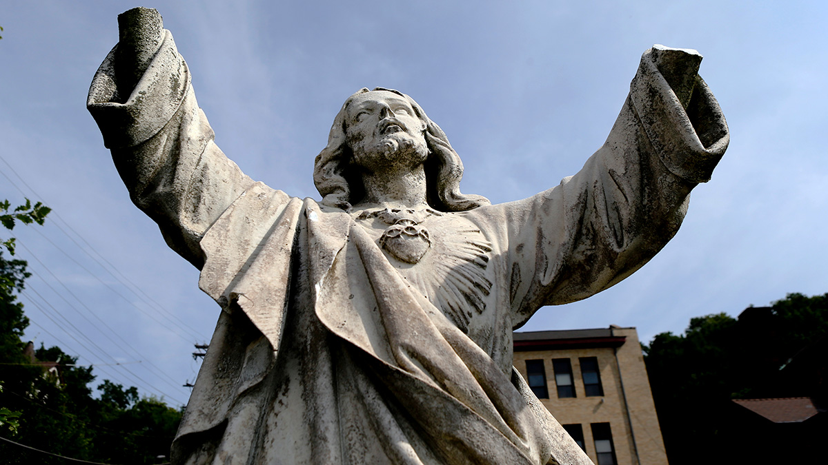 Vandal Breaks Hands Off Pennsylvania College’s 100YearOld Jesus Statue NBC10 Philadelphia