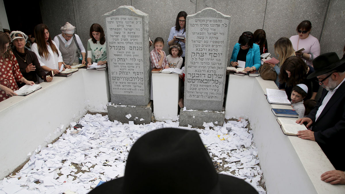 In Queens, Revered Jewish Leader’s Burial Site Draws Crowds NBC10