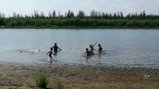 children play in the Krugloe lake
