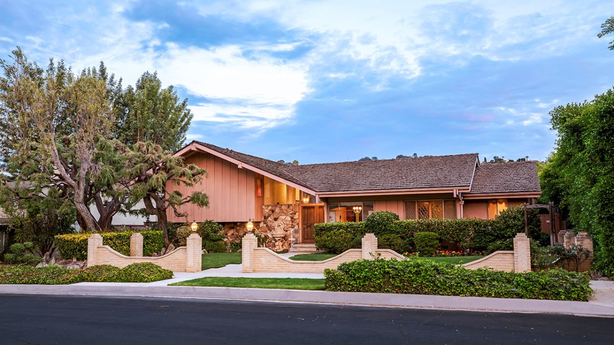 Studio City 'Brady Bunch' house sells for $3.2 million – NBC10 Philadelphia - Vimarsana News