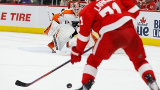 Philadelphia Flyers goalie Brian Elliott guards the net
