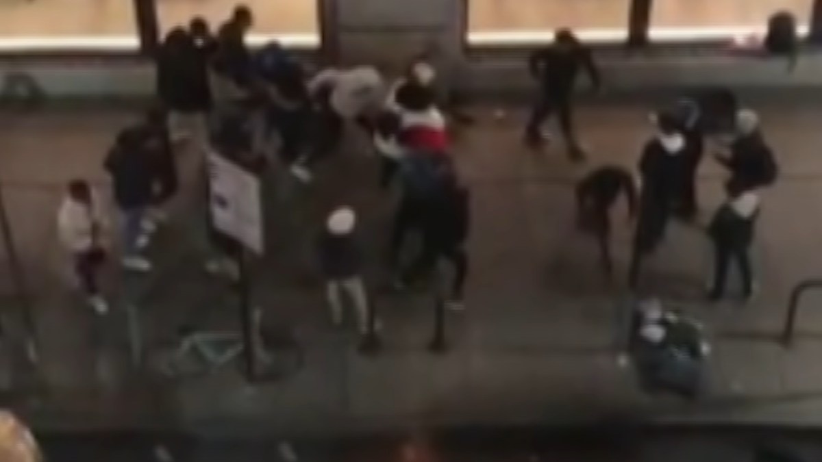 Caught On Cam Flash Mob Attacks Robs 2 Teen Girls And 2