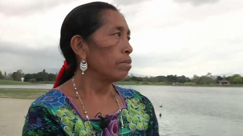 Mujer_indigina_correra_en_sandalias_y_traje_tipico