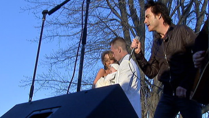 Train_Patrick_Monahan_Couple_Marry_Me