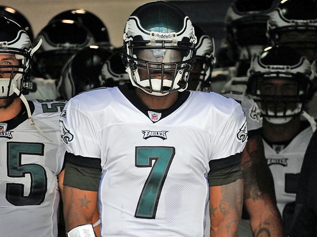 Vick Leads Eagles Out of the Tunnell