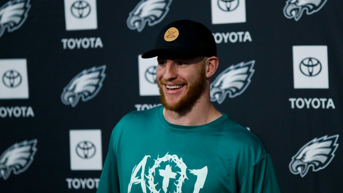 Eagles Lock Up Franchise QB Carson Wentz With 4-Year ...