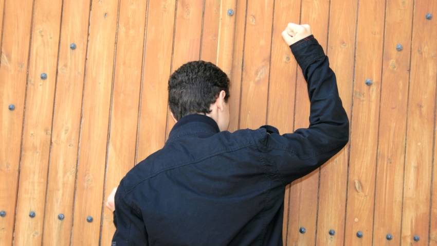 guy knocking on door_ruzanna