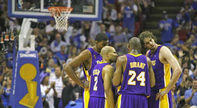 lakers_huddle