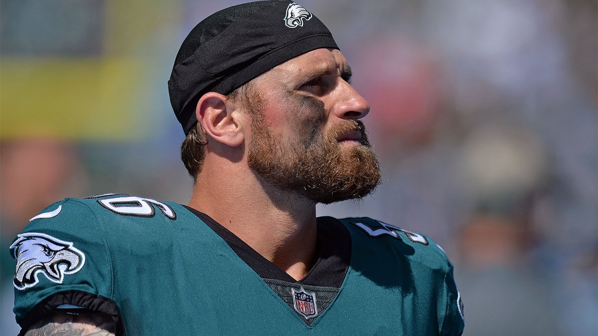 Eagles Sign Chris Long