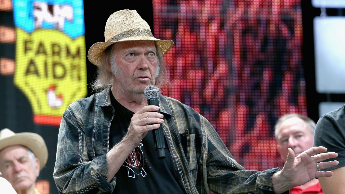 Neil Young Wants His Music Off Spotify Over Joe Rogan's Vaccine 'Misinformation' – NBC10 Philadelphia - Vimarsana News