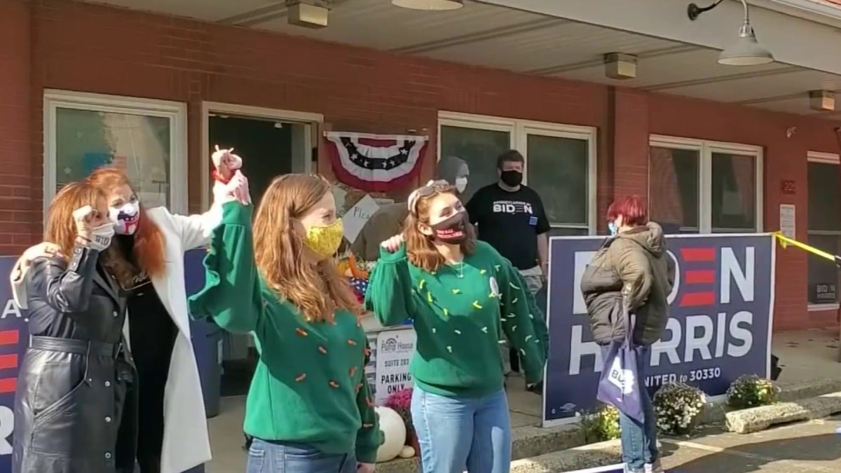 Debra Messing, Kathy Najimy, Sen. Chris Coons Campaign for Biden in Pa.