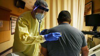 Las hospitalizaciones a causa del COVID-19 siguen subiendo.