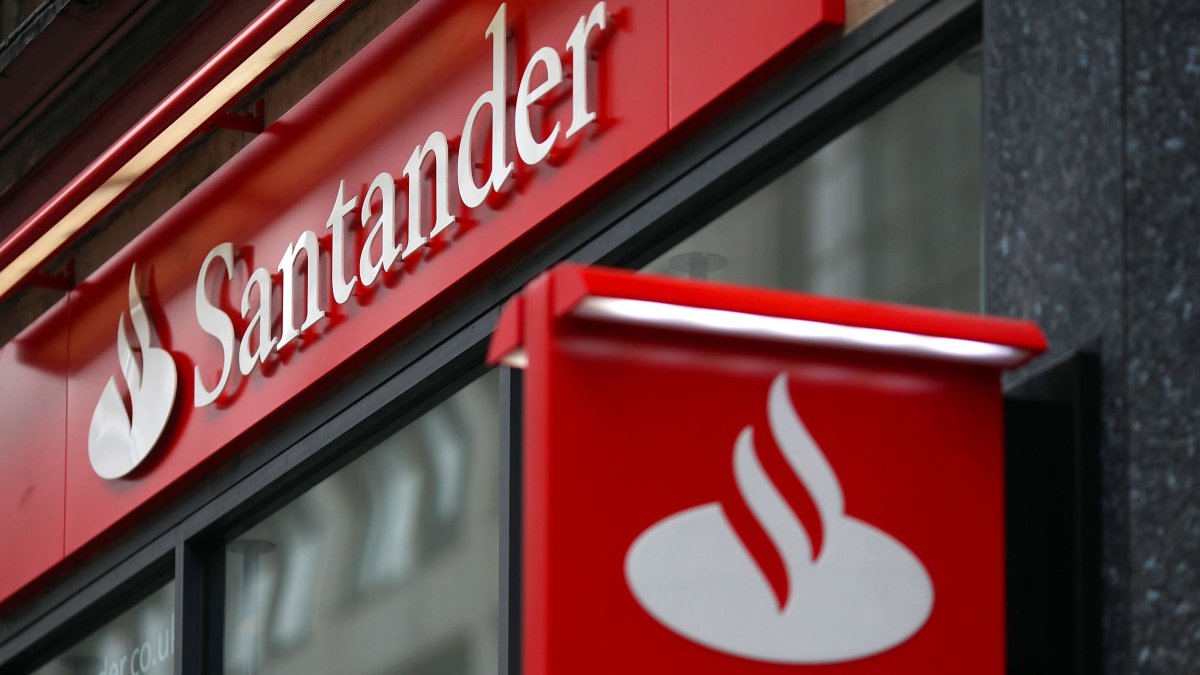 Bank Accidentally Deposits $176 Million Into People's Accounts on Christmas Day - Vimarsana News