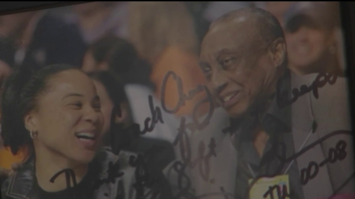 Former Temple Women's Basketball Coach Dawn Staley Shared Special Bond With  John Chaney – NBC10 Philadelphia