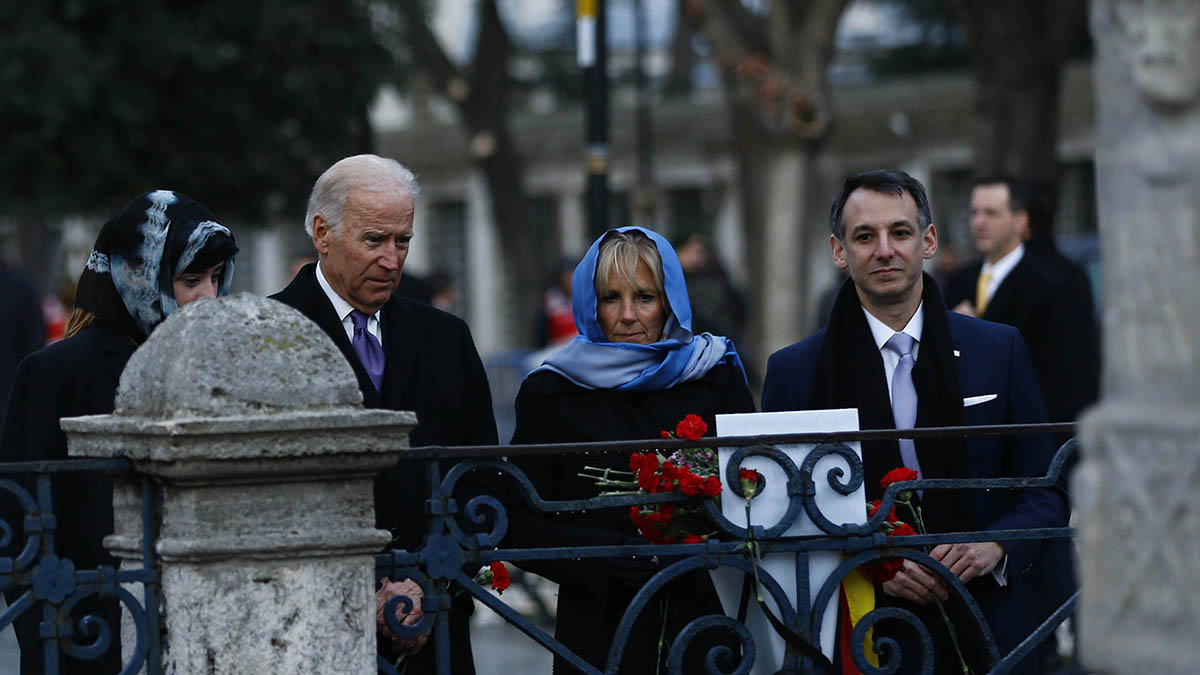 US Vice President Joe Biden (2nd L) flanked by his wife Jill (2nd R), his granddaughter Naomi Biden (L), and son-in-law Howard Krein (R) pays tribute on January 22, 2016 in Istanbul,  to the victims of the January 12 bomb attack, where ten German tourists were killed, in the historic Sultanahmet district of Istanbul. - US Vice President Joe Biden strongly criticised Turkey for failing to set the right "example" on freedom of expression, slamming the imprisonment of journalists and investigation of academics who criticised government policy. (Photo by Murad SEZER / POOL / AFP) (Photo by MURAD SEZER/POOL/AFP via Getty Images)