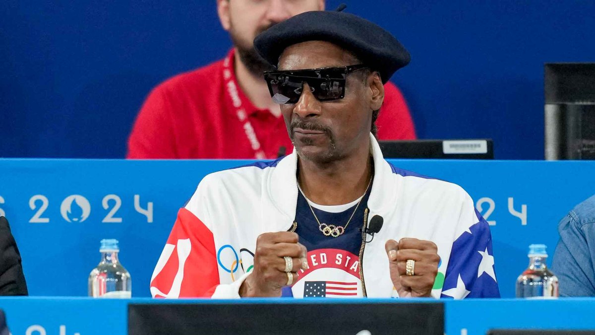 Snoop Dogg learns how to do soccer commentator Andres Cantor’s famous