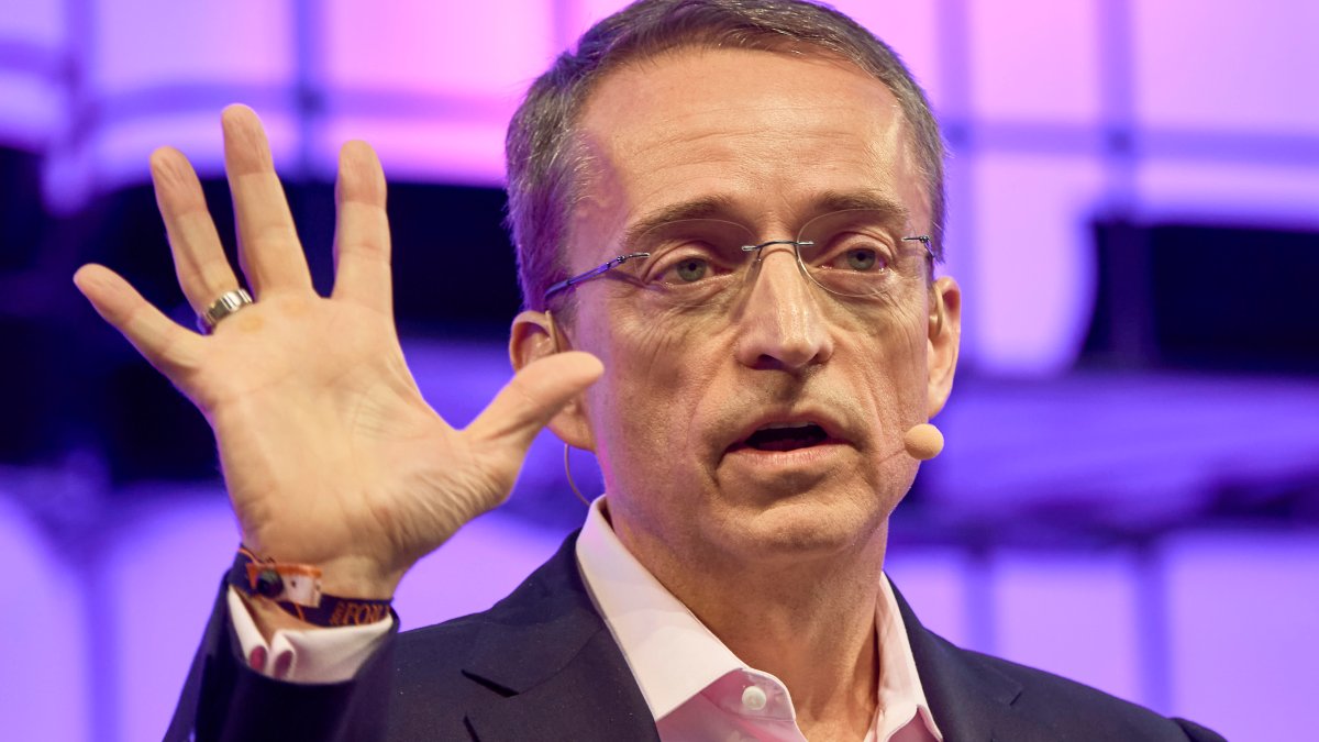 Intel Shares Fall After Company Blames Shrinking PC Chip Business on Component Shortages - Vimarsana News