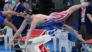 Catch up on the action from the Tokyo Aquatics Center on Day 4 of swimming at the Olympics.