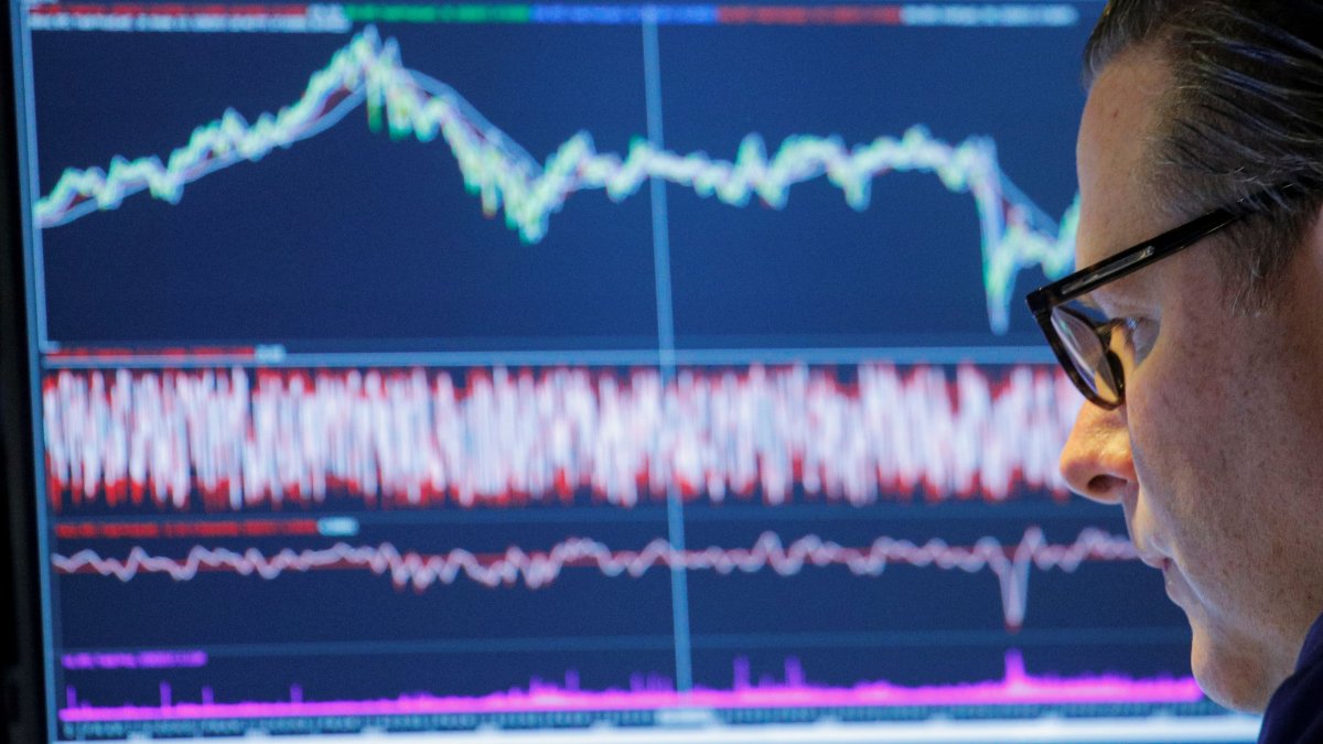 Strategists Urge Investors to Look Through Omicron Volatility and Stay the Course - Vimarsana News