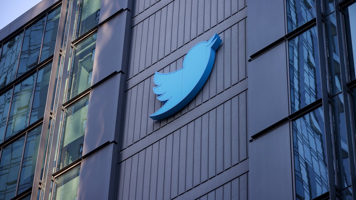 A Downvote Button? Twitter Begins a Global Test of New Feature – NBC10 Philadelphia - Vimarsana News