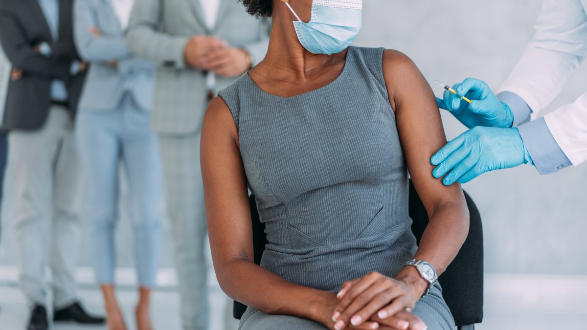 More Than Half of Employers to Require Covid Vaccines as Omicron Fears Grow - Vimarsana News