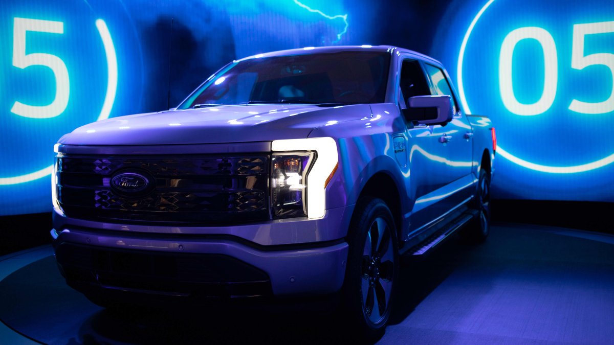 Ford Beats Out Tesla to Become the Auto Industry's Top Growth Stock in 2021 - Vimarsana News