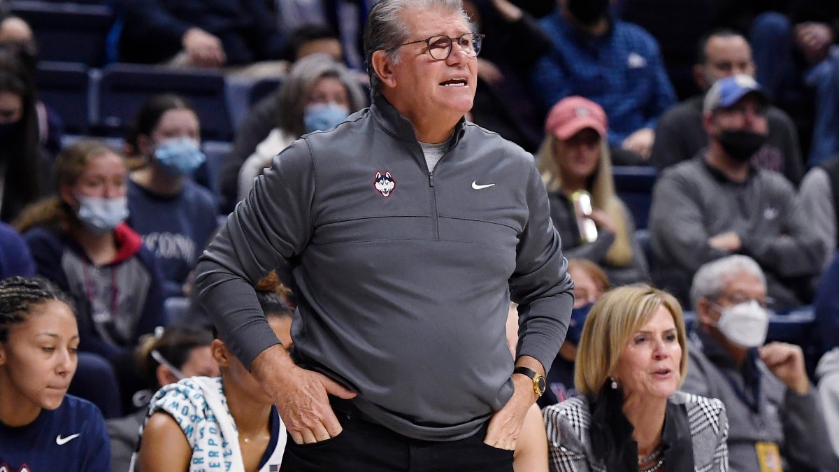 UConn coach Geno Auriemma: ‘I wouldn't want to play for me"