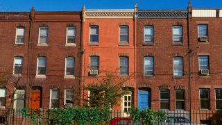 Philadelphia rowhomes line a street.